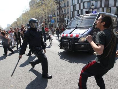 Mossos and demonstrators face off in Barcelona on the day of the general strike in March.