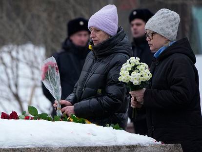 Women lay flowers to pay tribute to Alexei Navalny in Moscow, on Saturday, Feb. 24, 2024.