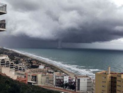 Weekend of rainstorms created unusually large tornado-like sea vortex near Sueca and Cullera on Mediterranean coast