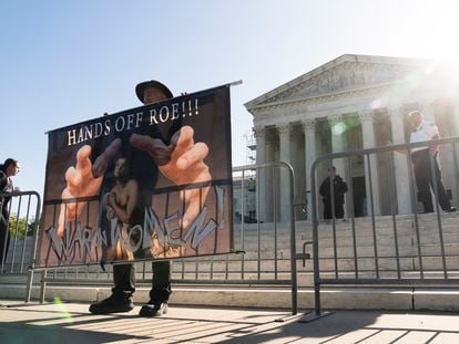 An activist in favor of abortion, this Wednesday at the gates of the Supreme Court in Washington.
