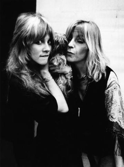 Stevie Nicks (l) and Christine McVie during a recording session in 1975.