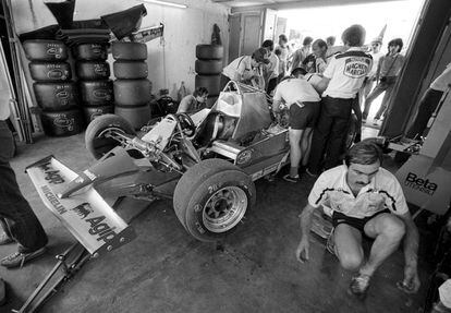 The mechanics work on the 126CK inside the Ferrari garage. Although the 560-horsepower turbocharged engine was the most powerful at the circuit, the car itself had terrible aerodynamics. Gilles Villeneuve, a virtuoso at the wheel who had been dubbed by Enzo Ferrari as the “little Canadian,” due to his small stature, arrived off the back of winning the Monaco Grand Prix. The Madrid circuit, however, was not expected to be favorable to his team’s car. Villeneuve qualified seventh on the grid, and his teammate, Didier Pironi, 13.