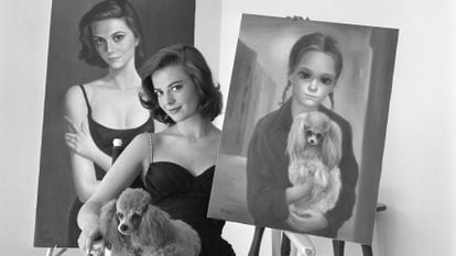Actress Natalie Wood with two portraits by Margaret Keane, in 1961