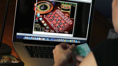 A person places a bet on a casino website.