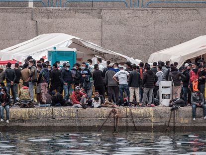 Hundreds of migrants at the port of Arguineguín, on the Spanish island of Gran Canaria, on Saturday.