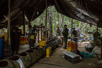 Soldiers and judicial police at a massive cocaine chlorohydrate laboratory found in Guaviare. 