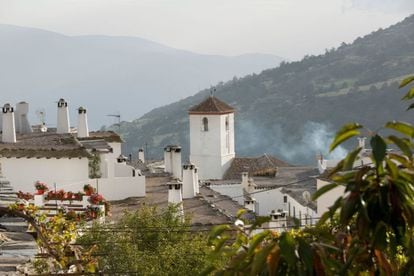 High in the Alpujarras, in the mountains of Granada, and with a population of just 496, Capileira is typical of this region: white houses and a maze of slate streets, covered passageways and flat roofs, complete with capped chimneys. The Arabic influence is everywhere since this was the last stronghold of the Moors before they were finally expelled from Spain in 1492.