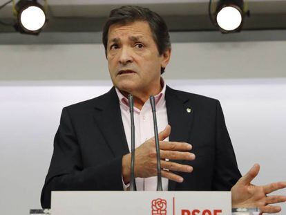 Javier Fernández heads the PSOE caretaker team.