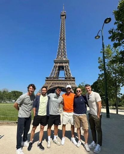 Carlos Alcaraz poses in front of the Eiffel Tower with Juan Carlos Ferrero (coach), Juanjo Moreno (physio), Álvaro (brother), Albert Molina (agent) and Juanjo López (doctor). 