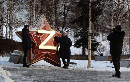 People take photographs next to a letter Z, a symbol of support for Russian troops, on January 5 in Moscow.