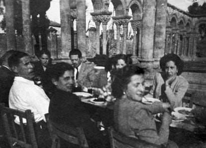 The family of restorer Juli&aacute;n Ortiz eat by the cloister in the 1930s. Juan Manuel is center-left, with a tie.