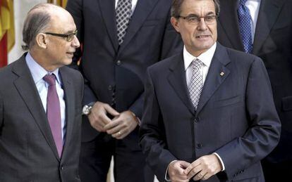 Finance Minister Crist&oacute;bal Montoro (l),chats with Catalan premier Artur Mas at the group photo session on Tuesday.