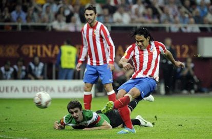Falcao fires home Atl&eacute;tico&rsquo;s second goal as Jon Aurtenetxe helplessly watches from the floor.