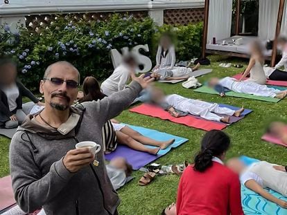 Yoga instructor León Ferrara – the other identity of Jorge Rueda Landeros – gesturing to his class.