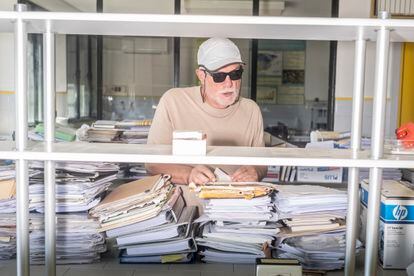 José Francisco Couceiro, among the piles of paper that he has accumulated during 36 years dedicated to pistachio research.