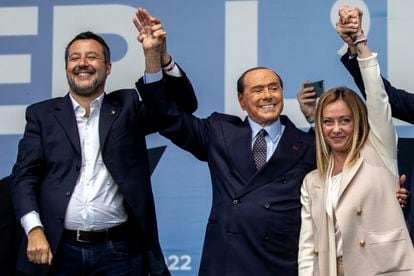 (L-R) Matteo Salvini, leader of League, Silvio Berlusconi, leader of Forza Italia, and Giorgia Meloni. leader of Brothers of Italy, attend the closing rally of the Center right coalition, on September 22, 2022 in Rome, Italy. 