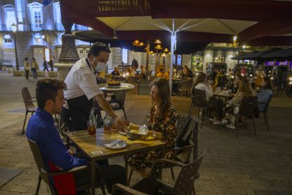 A waiter serves tourists at the Cervecería Alemana bar and restaurant in Madrid.