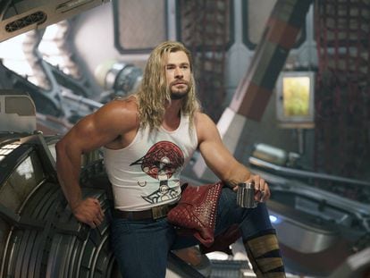 Chris Hemsworth having a coffee with the most casual pose possible in a still from ‘Thor: Love & Thunder’ (2022).