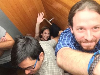 A photo posted on Twitter by Pablo Iglesias of himself stuck in the elevator, with Mayor Colau waving in the background.