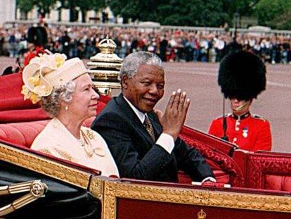 El presidente de Suráfrica, Nelson Mandela, acompaña a la reina Isabel II de Inglaterra en una carroza, en Londres, durante el primer día de la visita oficial del mandatario surafricano al Reino Unido, el 9 de julio de 1996.