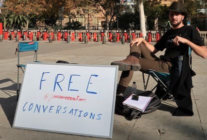Adrià Ballester offers free conversations in downtown Barcelona.