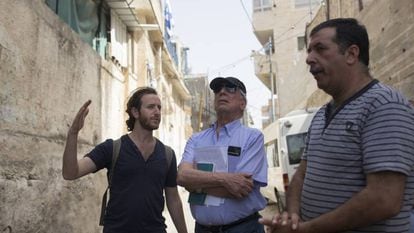 Vargas Llosa in Silwan with an Israeli activist and a local Palestinian representative.