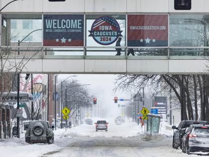Des Moines, Iowa's main city, prepares for the caucuses amid stormy weather.