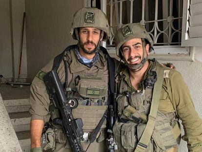 Actor Idan Amedi (left) with his comrade Matan Zamir, in a photo from Amedi's Instagram.