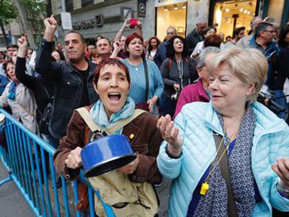 People protesting corruption outside PP headquarters in Madrid.