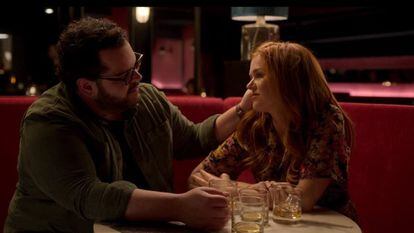Josh Gad and Isla Fisher, in an image from the series 'Wolf Like Me'.