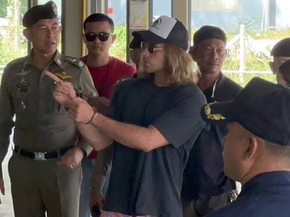 Daniel Sancho (center), during a reconstruction of the crime with Thai police officers in Koh Pha-ngan, Thailand.