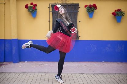  María Donaire, from Ciudad Real, is getting married on August 20, 2016. Her friends have dressed her up as a dancer. 