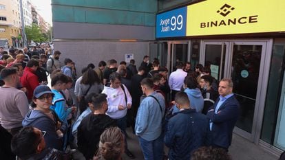 Seguidores e interessados ​​no mercado de criptomoedas fazem fila para ouvir Changpeng Zhao, CEO da Binance, a maior exchange de criptomoedas do mundo, momentos antes de dar uma conferência no WizinkCenter em Madri.