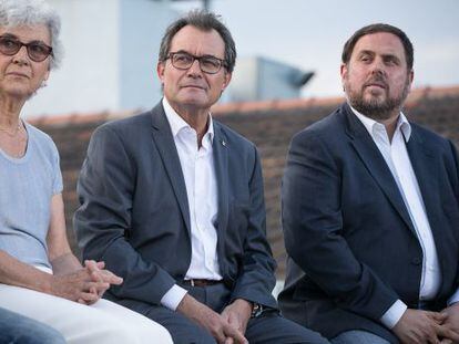 Regional premier Artur Mas (c) and ERC leader Oriol Junqueras (r), in a file photo from July.