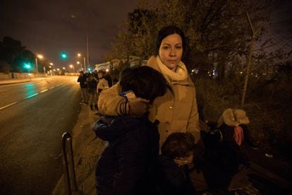Anielka Bustamante waits in line with her two children.