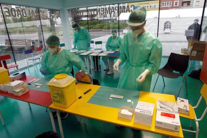 Health workers test blood samples for Covid-19 in the city of Ferrol in Galicia.
