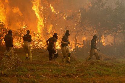 High temperatures and strong winds have magnified the effect of fires in the Rias Bajas region of Galicia.