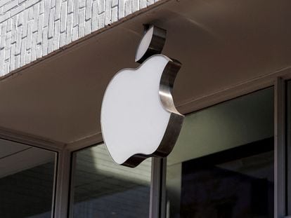 Logo of an Apple store in Washington.