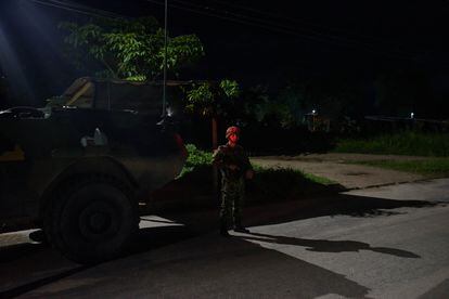 Military checkpoint during the night on a road in Saravena.