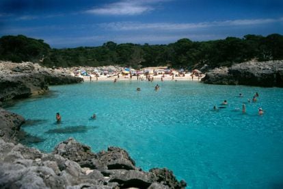 A jewel set along the breathtaking Migjorn coast (South Menorca). With its blinding white sand and tame, shallow tide that rolls under a blazing sun, the Es Talaier cove is home to a pool-like body of water, almost shaded by the nearby pine trees. The crags that pass through its scarce 50-meter-long beach prevent the docking of boats along with the trail they leave along the shore. The best time to visit is after 6Pm, the opposite time tourists would normally choose to go. Accessibility: starting May 2, buses will run from Ciudadela to the Son Saura sandbank. Something new this year are the walkways that protect the Son Saura dunes, which start from the the Camí de Cavalls and end at Cala (approximately a 15 minute walk).