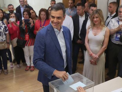 Acting PM Pedro Sánchez voting on May 26.