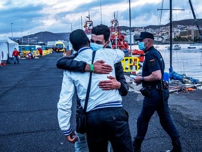 The last migrants at the port of Arguineguín in Gran Canaria were transferred to different facilities on Sunday.