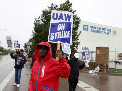 Striking workers picket at the General Motors assembly plant in Arlington, Texas, last week.