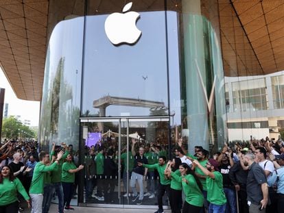 Opening of the first Apple store in India, in Mumbai, attended by CEO Tim Cook.