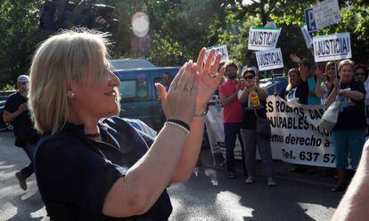 Inés Madrigal arrives at the Madrid Regional Court, cheered on by supporters with placards reading “Justice.”