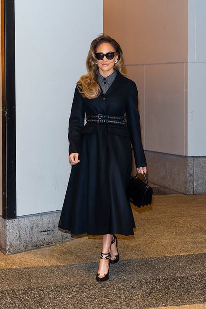 We’ve also seen her elegant and discreet side, like this black Dior coat that fits her like a glove.