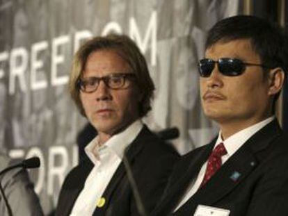 El secretario general de la sección noruega de Amnistía Internacional, Jon Peder Egenaes (izquierda), y el activista chino defensor de los derechos humanos Chen Guangcheng, en el Oslo Freedom Forum.