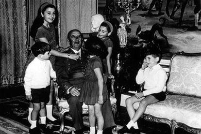 A portrait of Franco with his grandchildren - from left to right: Jaime, Carmen, Arancha (with back to camera), Mariola and Cristóbal.