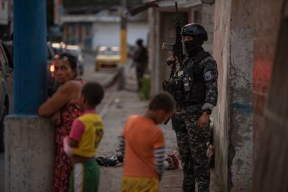 A woman and two children observe a control operation in Esmeraldas (Ecuador), on April 28, 2023.