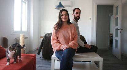 Valeria Mignolo (30-year-old translator) and Álvaro Sánchez (architect, 29) have moved from Lavapiés to Urgel in Carabanchel.
